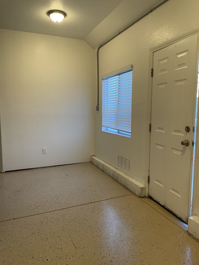 Living room/Sala - 819 Gloria Dr