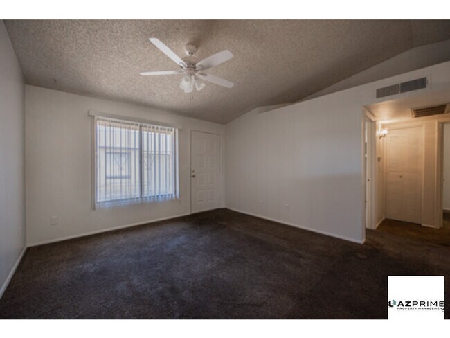 Foto del edificio - Discover Comfort in This Charming 2/1 Phoe...