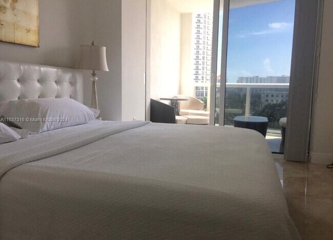 Foto del edificio - 18201 Collins Ave