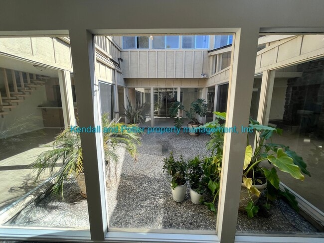 Building Photo - Spacious 4 Bedroom 2.5 Bath Located In Des...