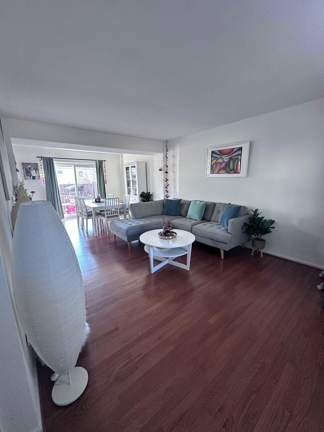 Foto del edificio - 5572 Hollins Ln