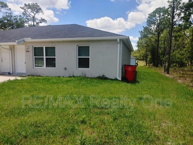 Foto del edificio - 9480 N Travis Dr