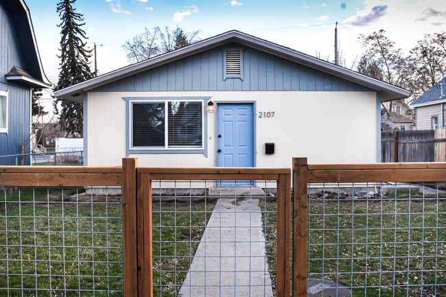 Building Photo - 2107 W Mallon Ave