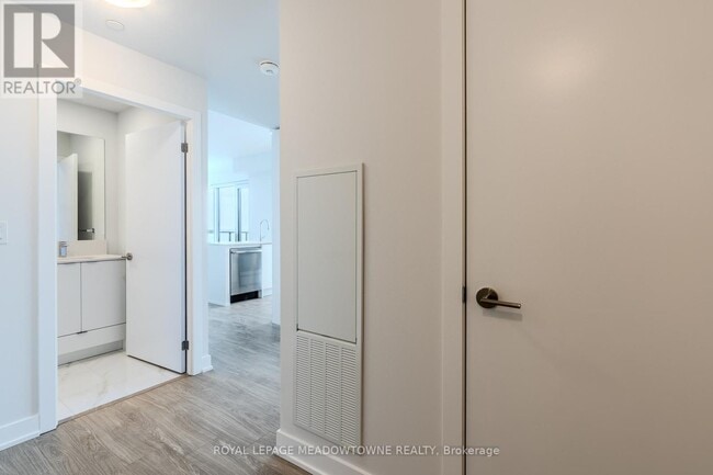 Building Photo - 4130-4130 Parkside Village Dr