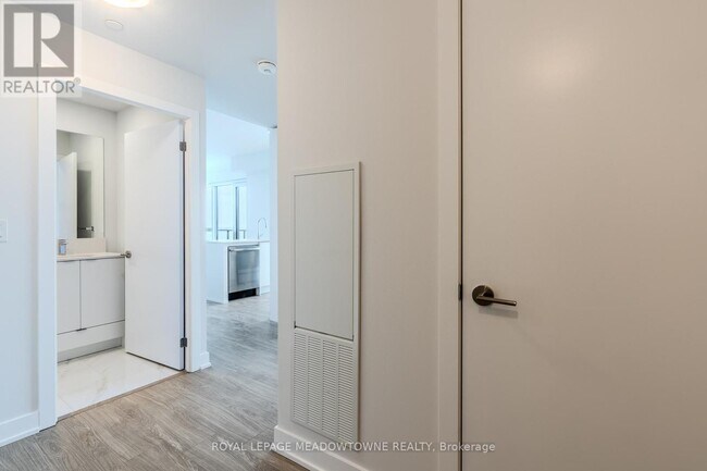 Photo du bâtiment - 4130-4130 Parkside Village Dr