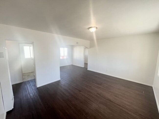 Building Photo - Charming Upstairs 2BR/1BA Apartment in Nor...