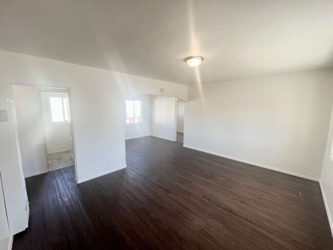 Foto del edificio - Charming Upstairs 2BR/1BA Apartment in Nor...