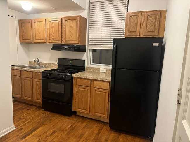 Building Photo - Beautiful 1 Bed/ 1 Bath Apartment Ravenswo...