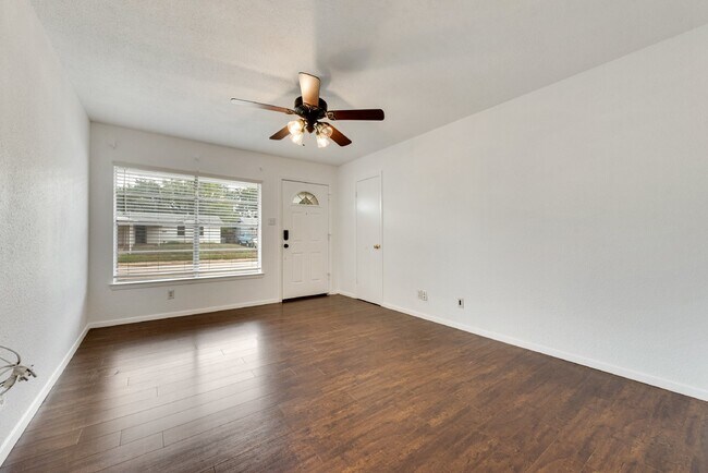Building Photo - Completely renovated charming 3-Bed, 2-Bat...