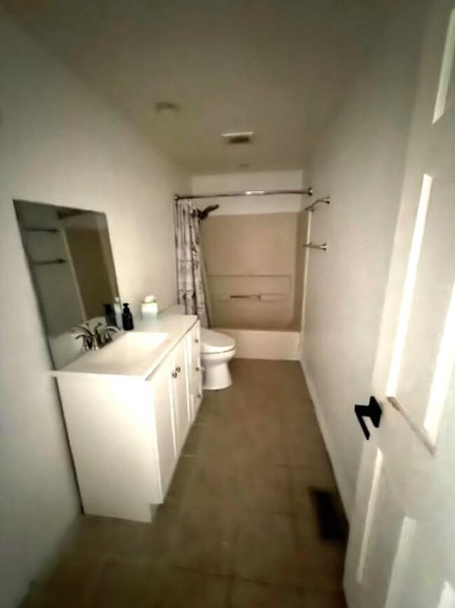 Foto del edificio - 4 bedroom home in Spring Creek with garage