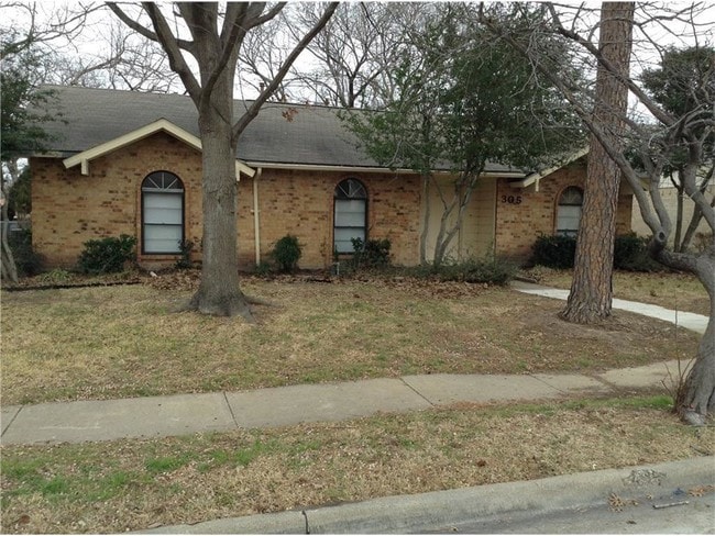 Building Photo - 305 Colonel Dr
