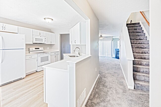 Building Photo - 2 bedroom, 2.5 bath end unit townhome in Newark