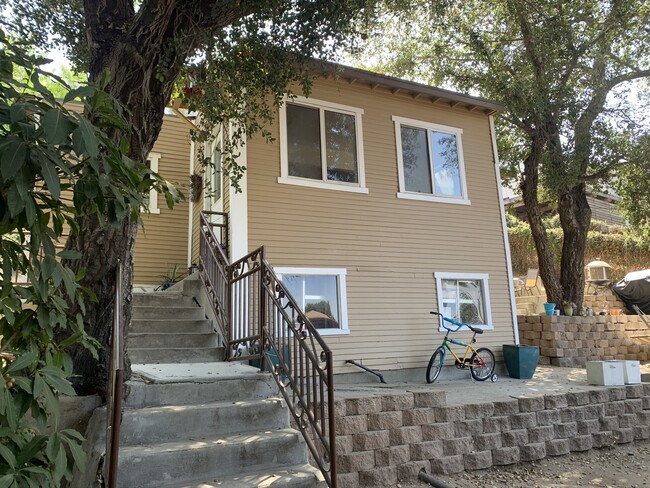 Building Photo - 1158 Oak Grove Dr