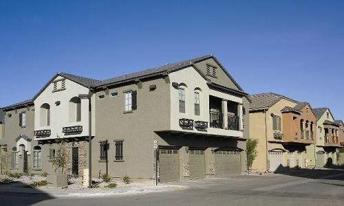 Building Photo - 2402 E 5th St