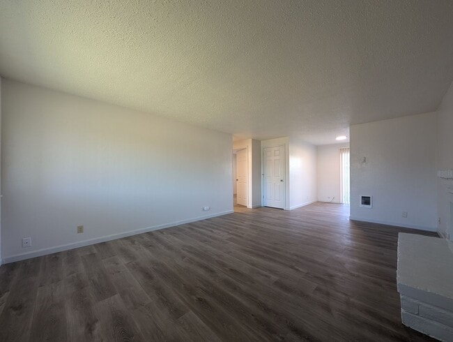 Building Photo - Cozy 2-Bedroom, 1-Bath Duplex in Springfield!