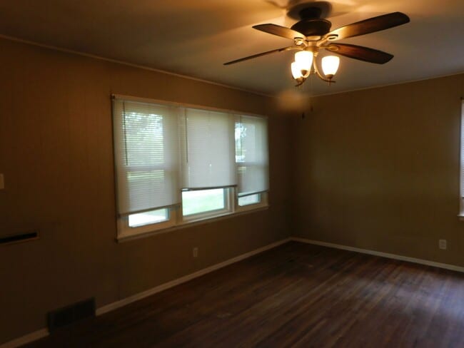 Building Photo - Cozy, Quiet Home