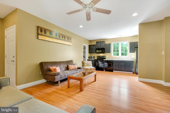 Photo - 10044 Blake Ln (Oakton, VA) Apartment
