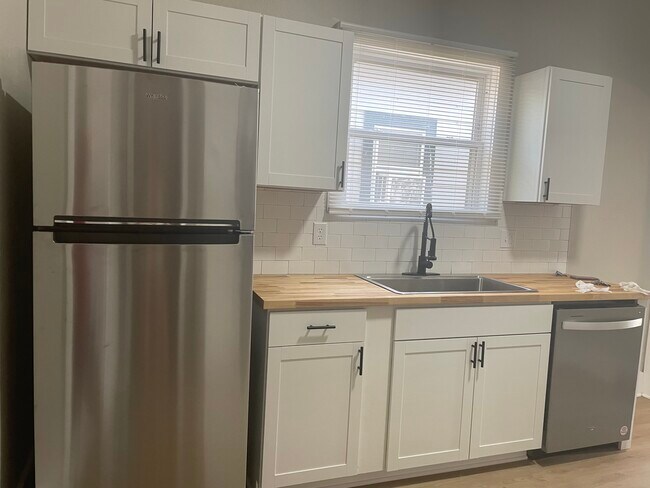 kitchen - 1733 S Delaware St