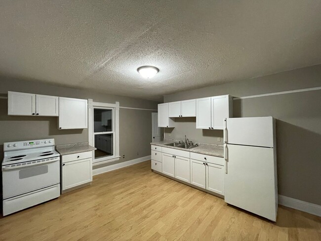Building Photo - 420 W Bremer Ave.