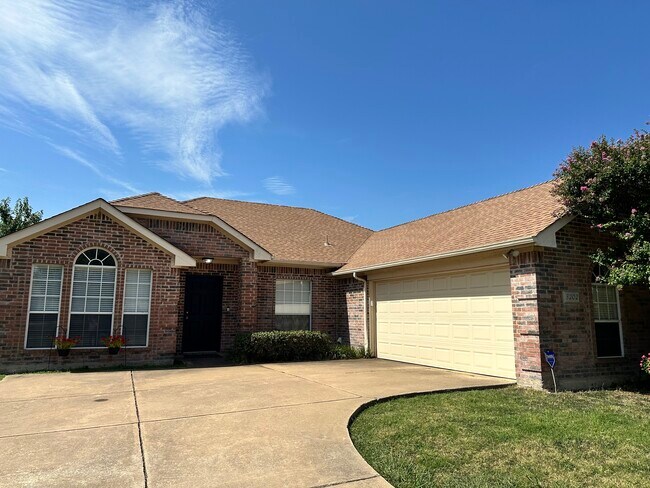 Building Photo - 3202 Creekside Dr