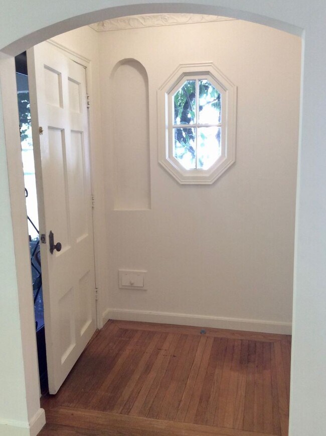 Building Photo - Lovely 2 Bedroom 1 Bathroom in the Proctor...