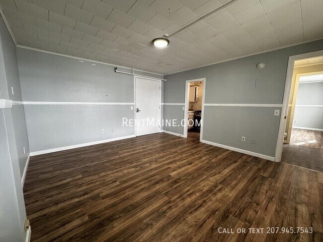 Building Photo - 513 Main St