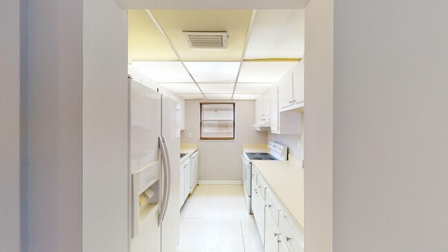 Foto del edificio - 1 Bed/ 1 Bath Near The Outlet Mall - *Wate...