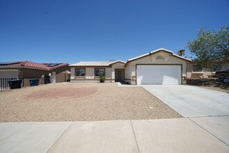 Building Photo - 916 Clubview Dr
