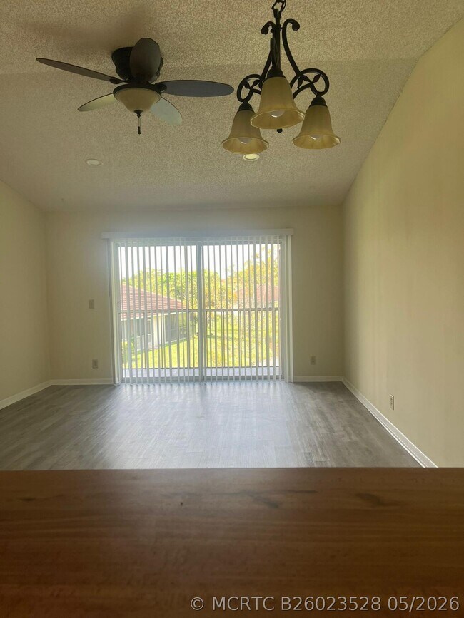 Foto del edificio - 9993 Three Lakes Cir