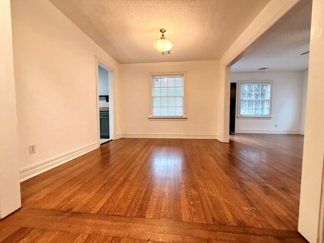 Foto del edificio - Updated 2BD 1BA Home in Douglas Place!!