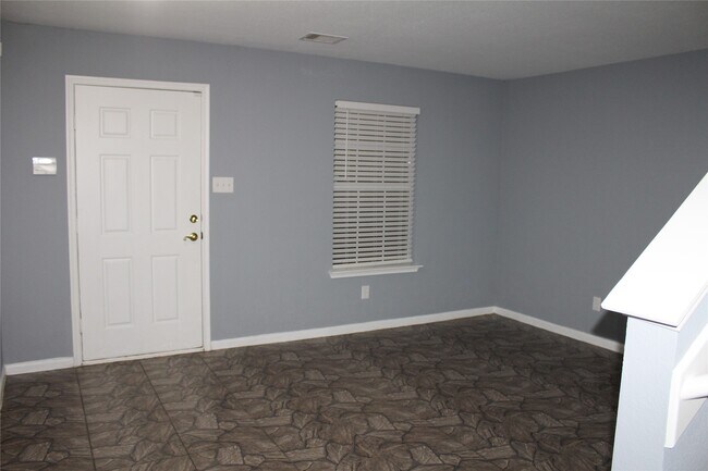 Foto del edificio - 8143 Sanders Forest Ct