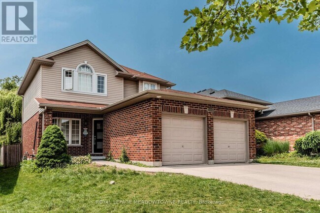 Building Photo - 893 Bitterbush Crescent