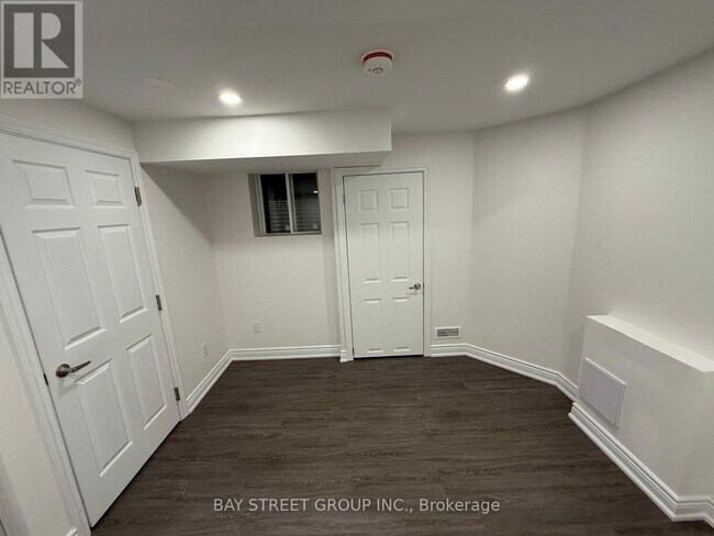 Photo du bâtiment - 68 St Joan of Arc Ave