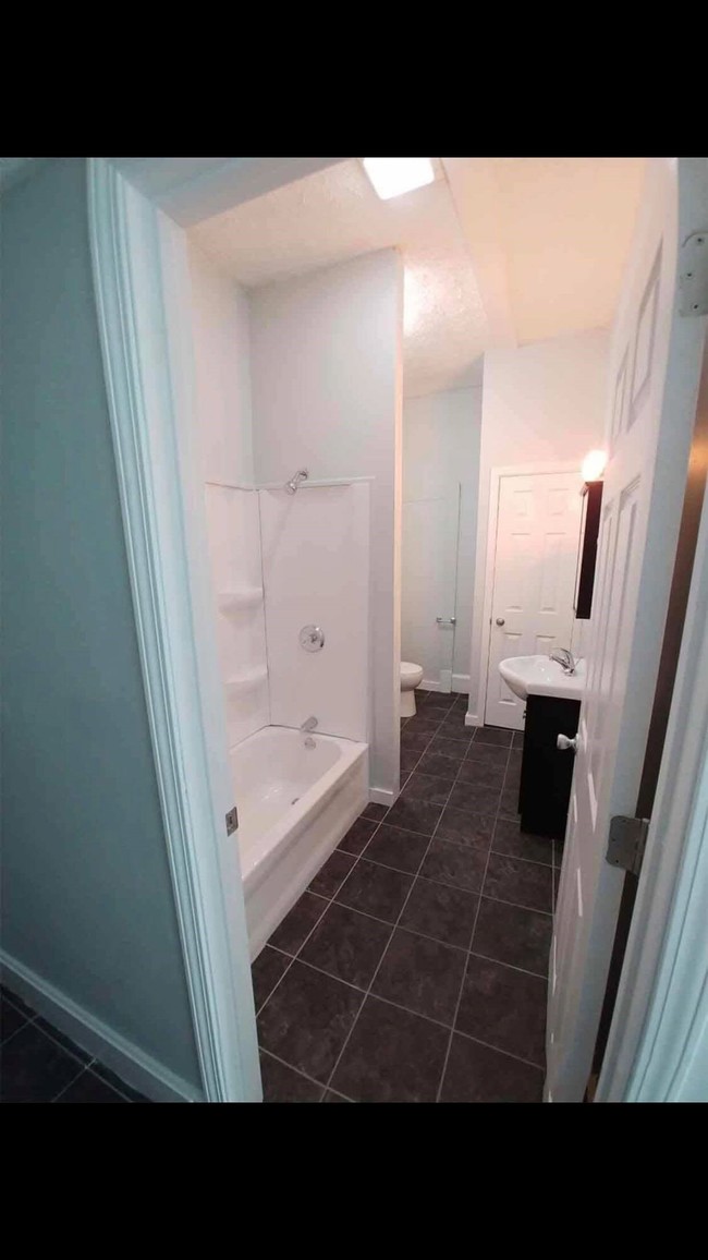 Baño - 1416 Main Street