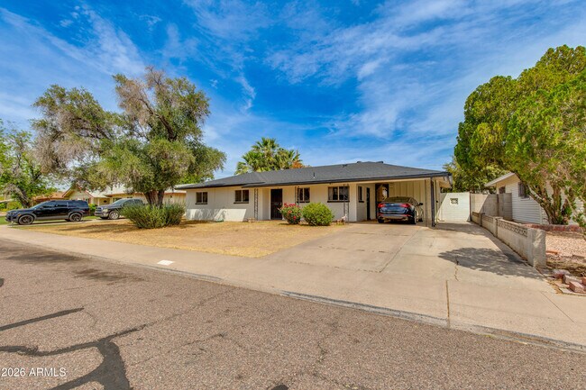 Building Photo - 1524 W Ocotillo Rd