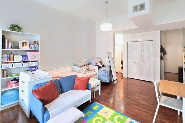 Building Photo - 341 Monmouth St