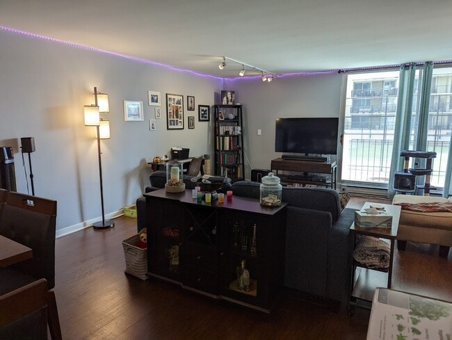 Living Room - 6033 N Sheridan Rd