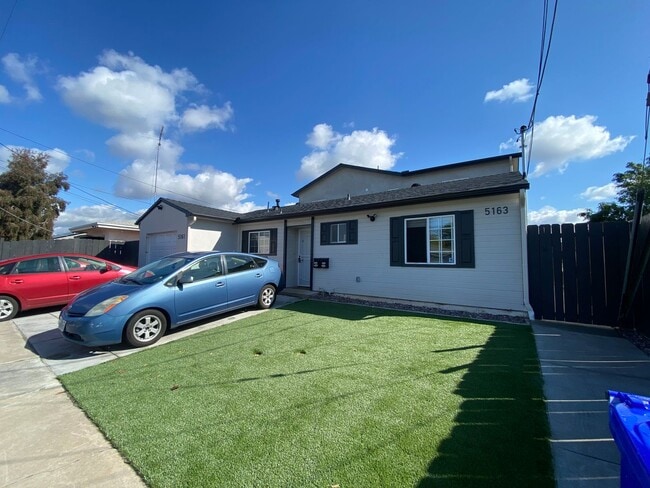 Building Photo - 6BD/2BA on Ewing!
