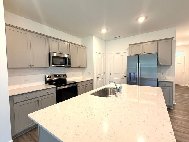 Foto del edificio - ~~ Luxurious End Unit 3-bedroom Townhome ~~