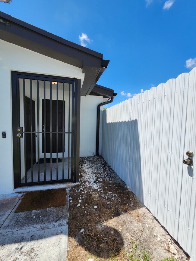 Front entry. - 2415 Thomas St
