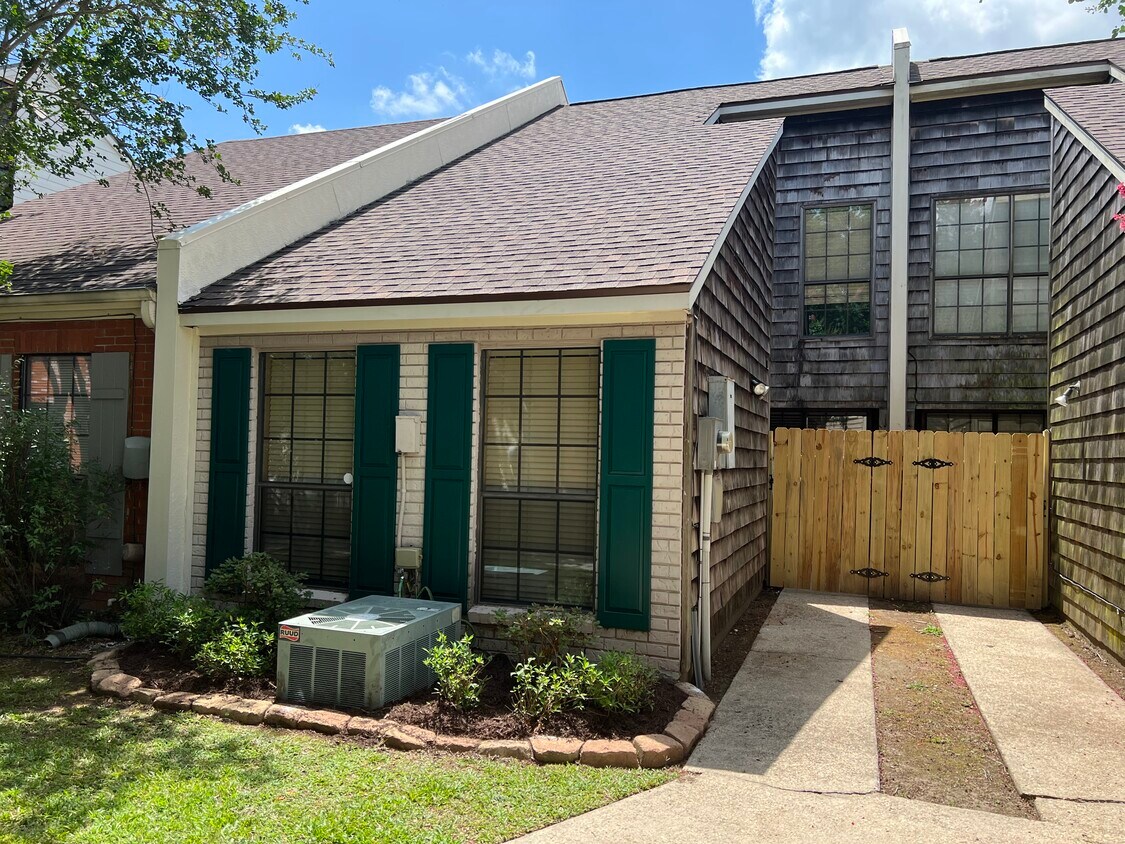 Primary Photo - 208 Long Plantation Blvd