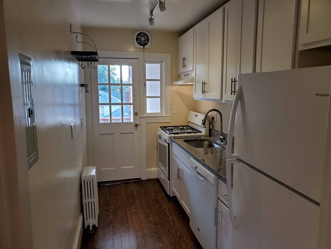Primary Photo - 2705 Mt Vernon Ave