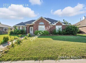 Building Photo - 2711 Primrose Ln