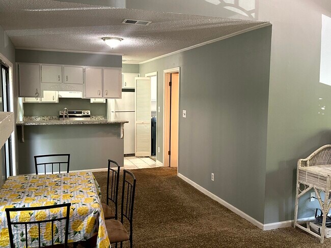 Building Photo - 3136 Vlg W Dr