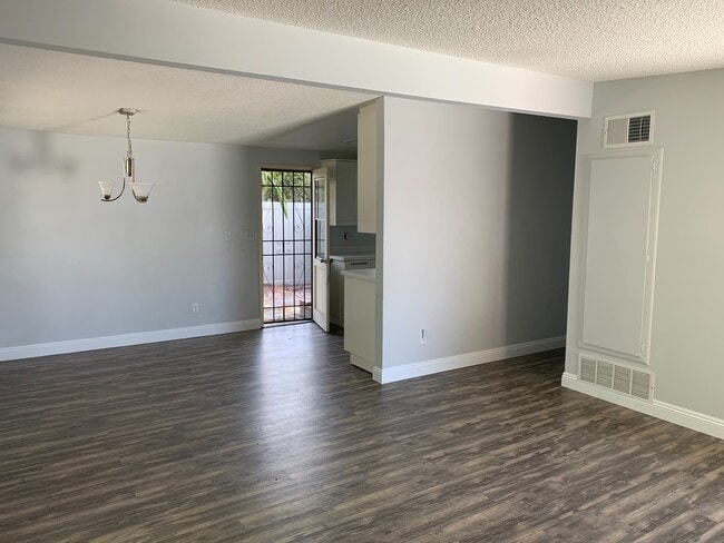 Building Photo - Beautifully Remodeled 3 Bedroom 2 Bath Hom...