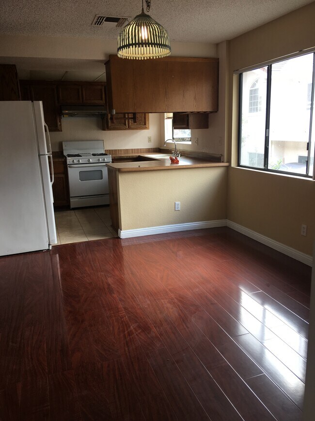 Dining area with great lighting - 33 Fano St
