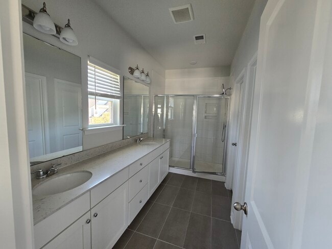 Master Bath - 550 McLernon Trce