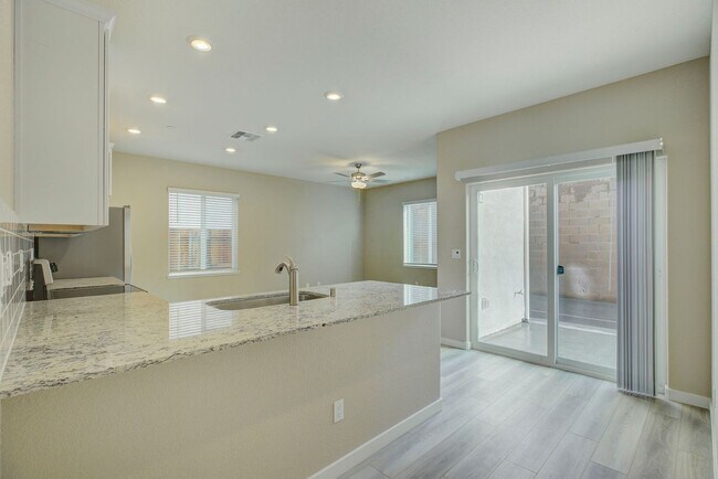 Building Photo - 3 bedroom, 2.5 bathroom, 2 car garage - Ve...