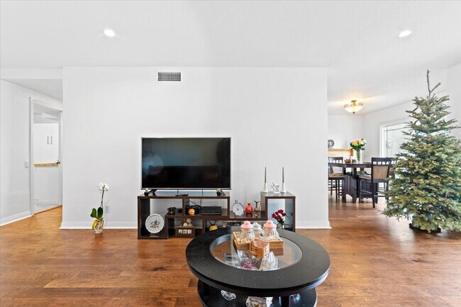 Building Photo - 865 Woodlawn Dr