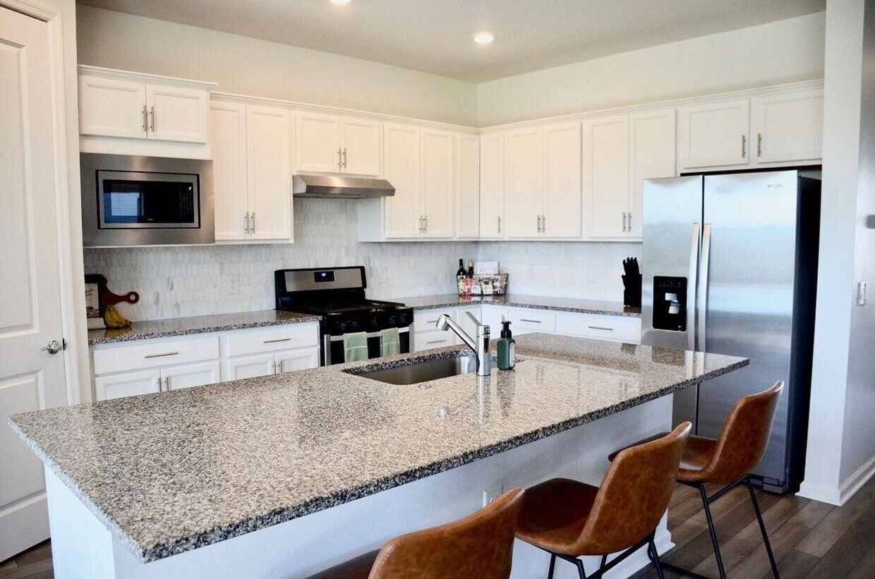 Primary Photo - ** STUNNING 2012 NEW CONSTRUCTION 3/2 HOME...